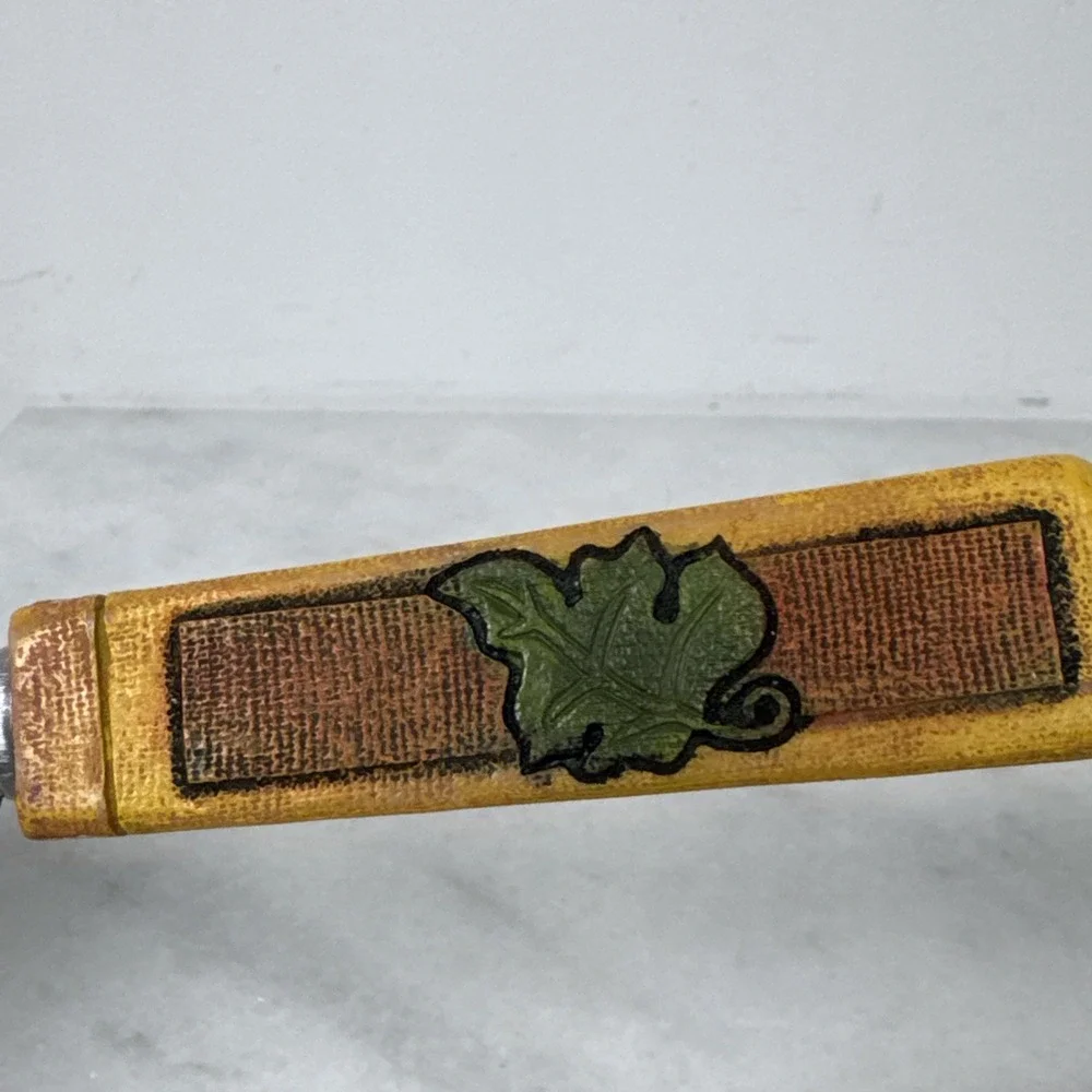 Joie de Vivre Serrated Cheese Knife with Leaf Design Handle 4